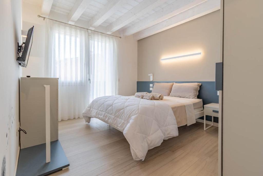 a bedroom with a large bed and a television at Apartment-Boutique Gioia in Cittadella