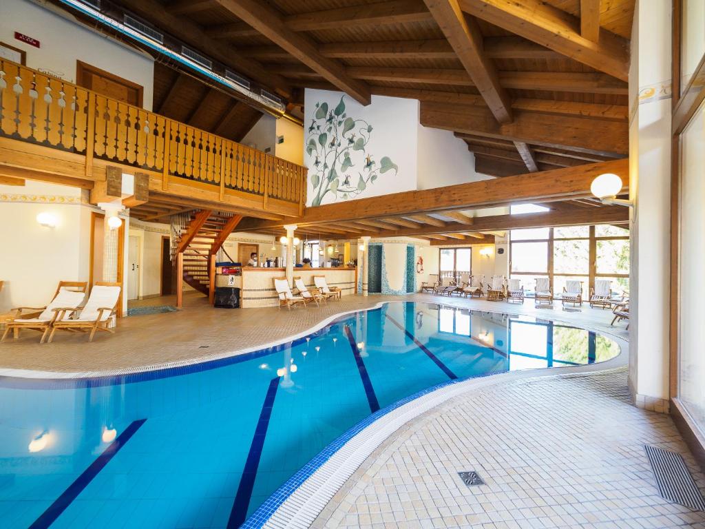 ein großer Pool in einem Gebäude mit einer Treppe in der Unterkunft Park Hotel in Folgarida