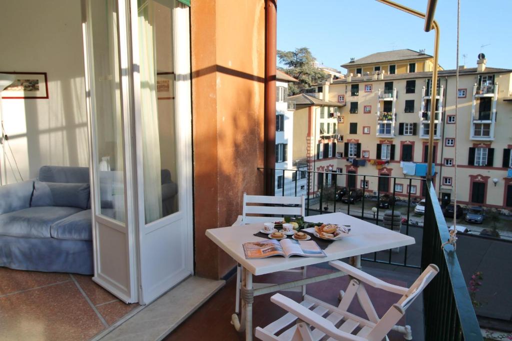 balcón con mesa y sillas en Casa Albina by Holiday World, en Santa Margherita Ligure