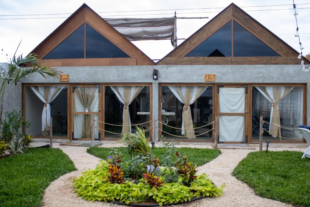 ein Haus mit einem Garten davor in der Unterkunft Cabañas Tzikin, Telchac Puerto in Telchac