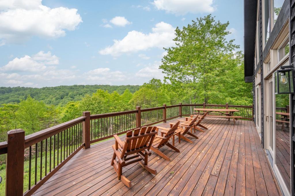 a row of wooden benches on a wooden deck at Chubby Bunny Lodge by Railey Vacations in McHenry