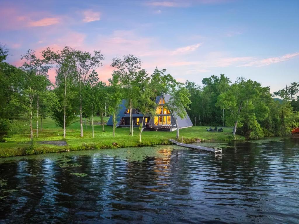 a house on the banks of a river at Lake Bomoseen - Lake Access, Fire Pit & BBQ in Castleton