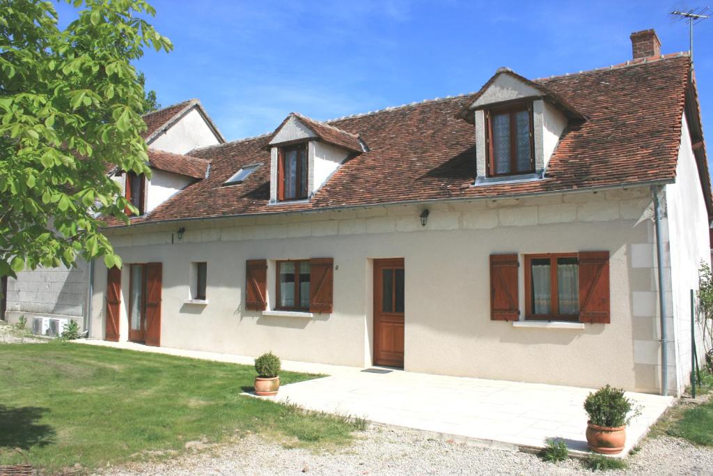 a white house with a brown roof at Gite De l'Augereau in Céré-la-Ronde