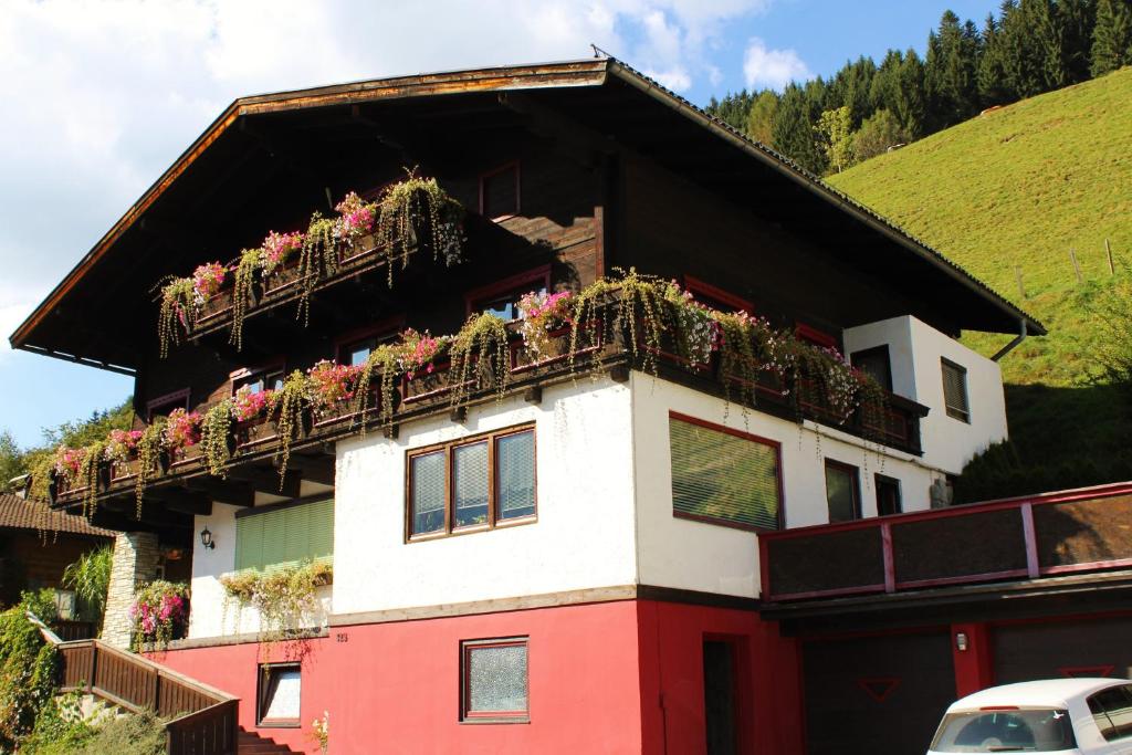 a house with flowers on the top of it at Apartment Seber in Stuhlfelden