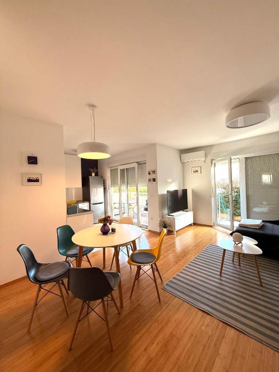 Albatros Apartment with Private Garden,Trogir