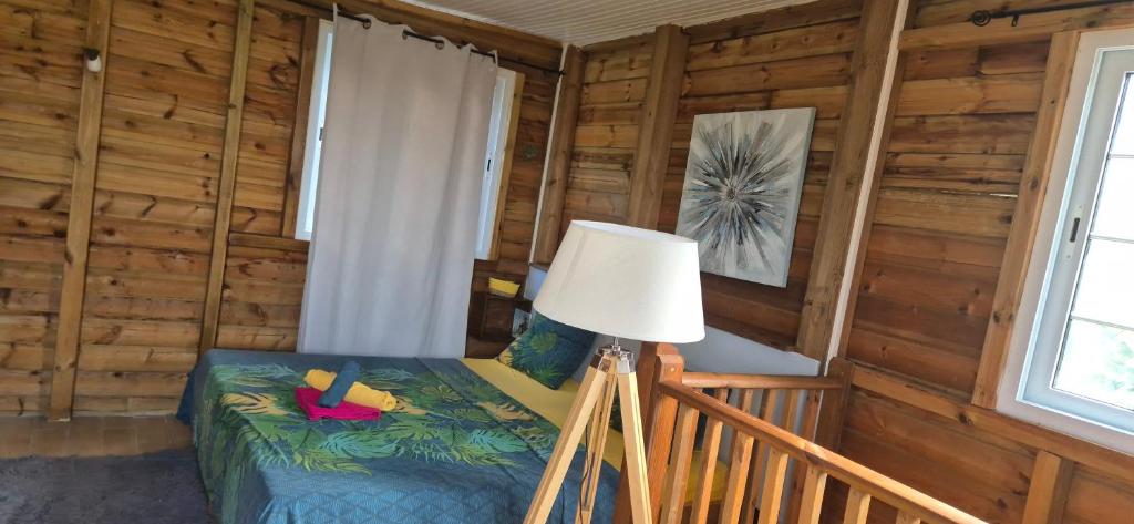 a room with a bed in a log cabin at Duplex escape in Quartier Palmène