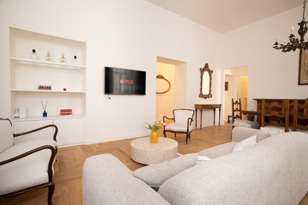 Titta & Lello by the Duomo - 3BR Apartment Naples