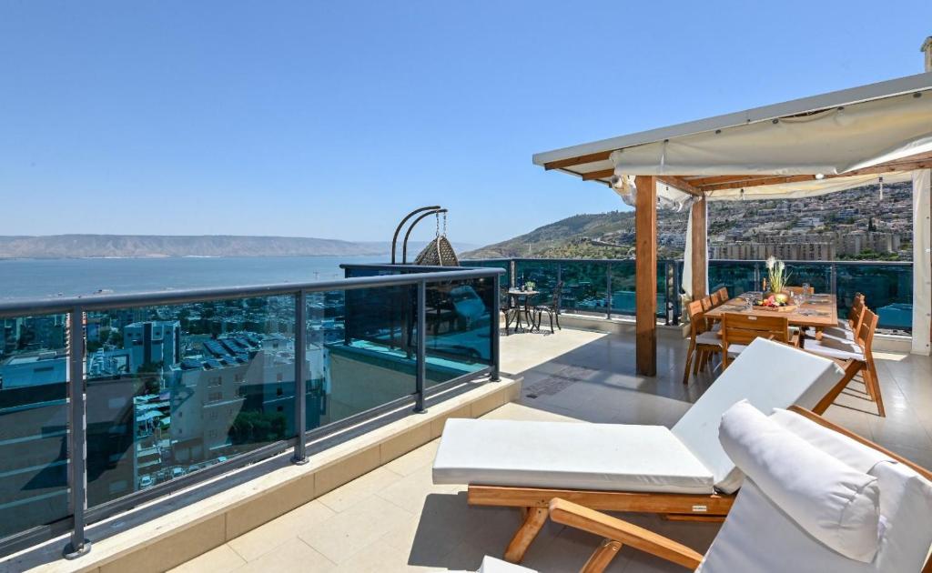 a balcony with a view of the water at גייט טו כנרת- פנטהאוז 4 חדרים עם שולחן ביליארד- ממד בדירה in Tiberias