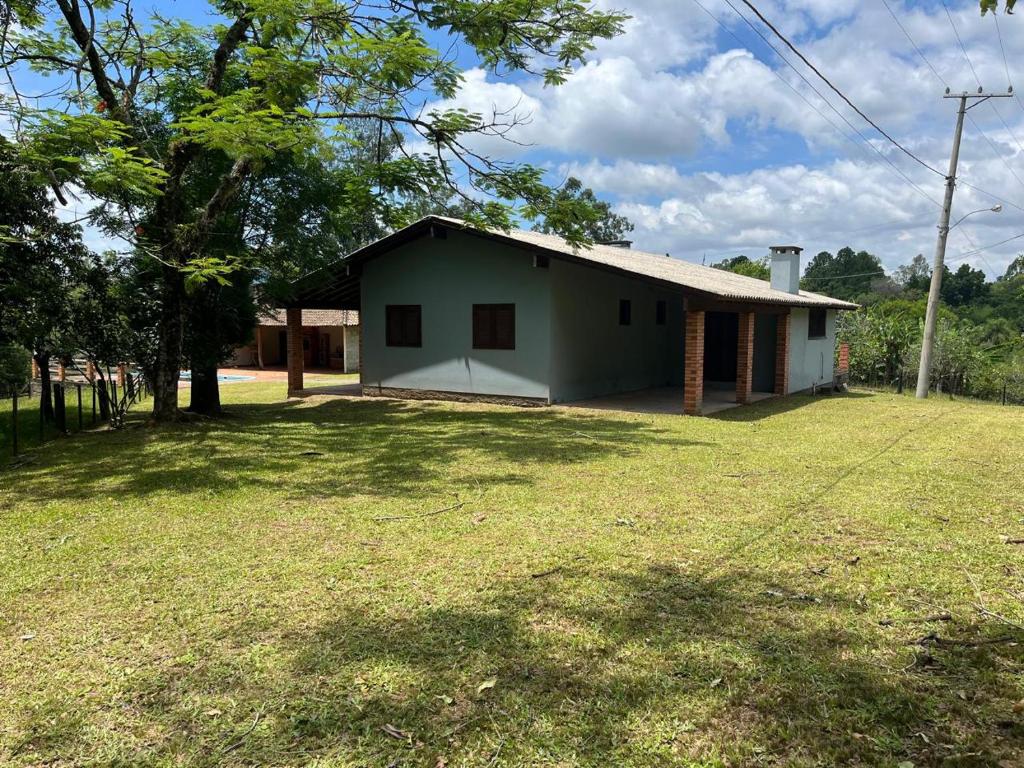 a small house with a yard in front of it at Recanto do Sossego in Gravataí