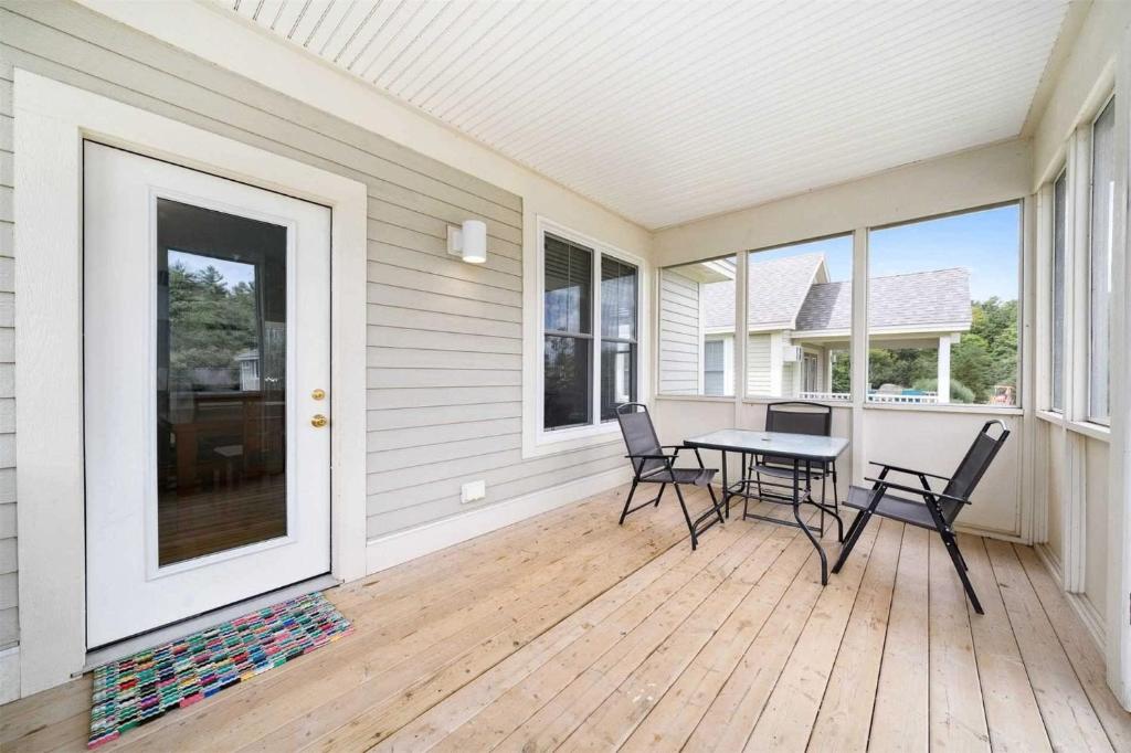 eine überdachte Veranda mit Tisch und Stühlen in der Unterkunft 40 Meadow View in Cherry Valley