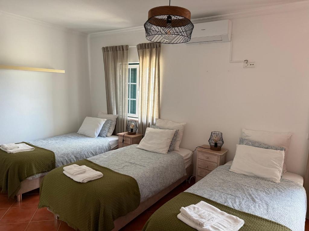 Beach Nature House Almograve- Triple room with terrace and shared bathroom - Fishermen's Trail - Driepersoonskamer Met Gedeelde Badkamer