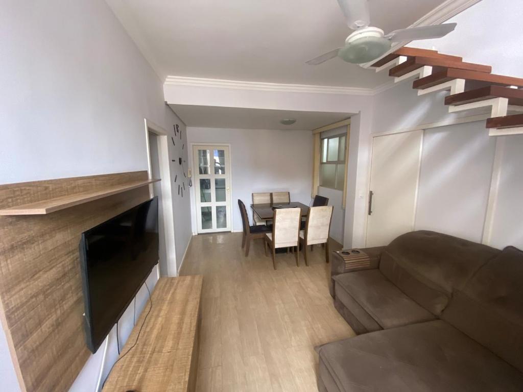 a living room with a couch and a table at Duplex 3 quartos 5 min da UFV in Viçosa