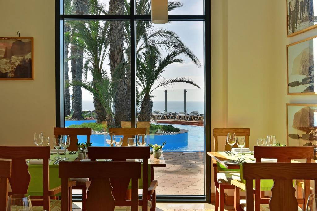 Bazén v ubytování Pestana Grand Ocean Resort Hotel nebo v jeho okolí