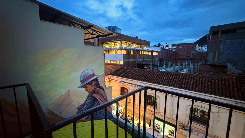 un dipinto di un cowboy sul lato di un edificio di Alba Hostel a Sucre