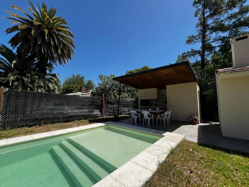 a swimming pool in the yard of a house at Casa con pileta Funes in Funes