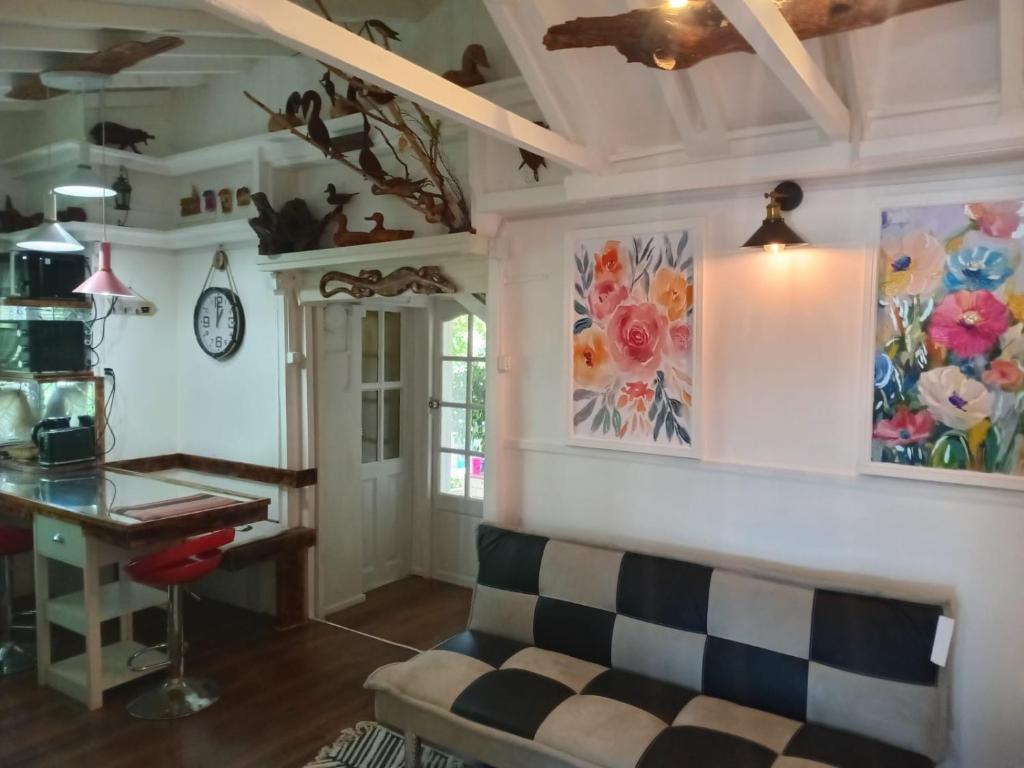 a living room with a couch and a table at Apartamento Villa Amanecer in Villarrica