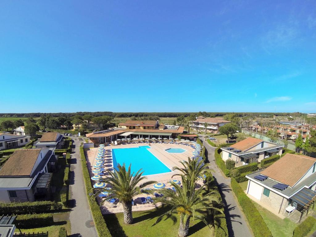 vista aerea di un resort con piscina di Villaggio Turistico La Cecinella a Marina di Cecina