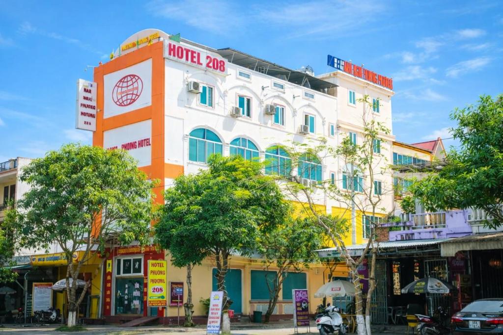 an orange and white building on a city street at Phương Phương 1 Hotel in Hà Tĩnh