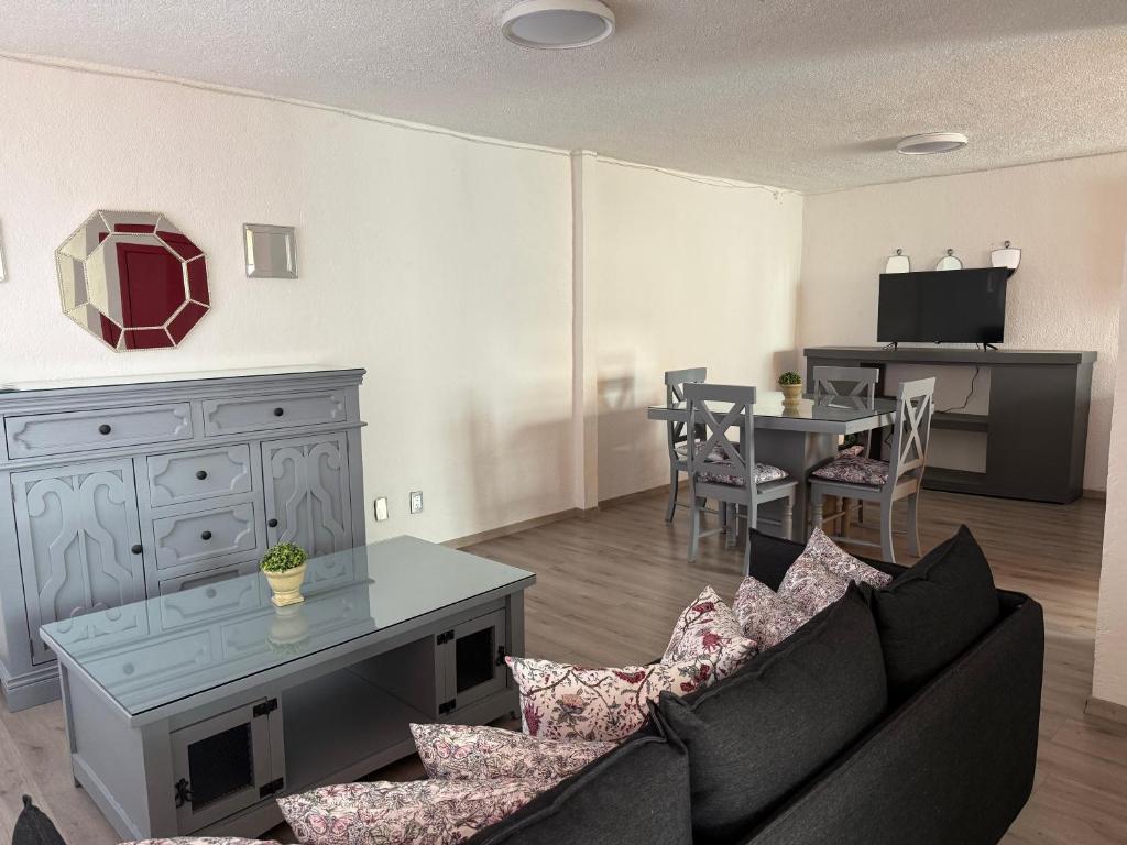 a living room with a couch and a table at Casa amplia, cómoda y céntrica in Apizaco