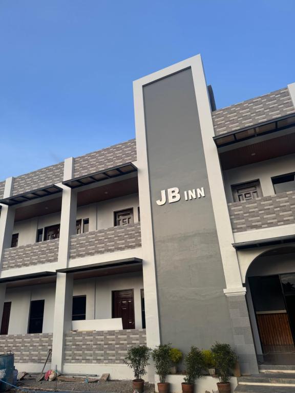 ein Gebäude mit der Aufschrift „JB Inn“ in der Unterkunft JB Inn in Migcanauay
