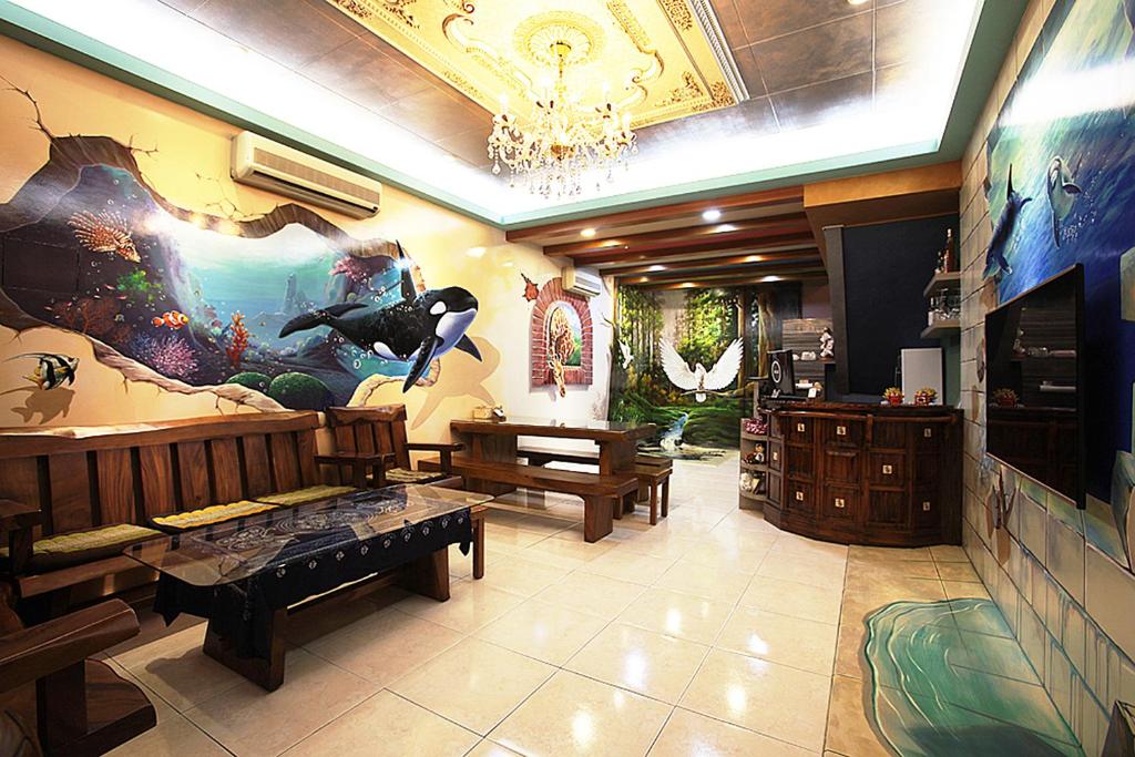 una sala de estar con una gran pintura en la pared en 3D Sunflower Embossed B&B, en Hualien City