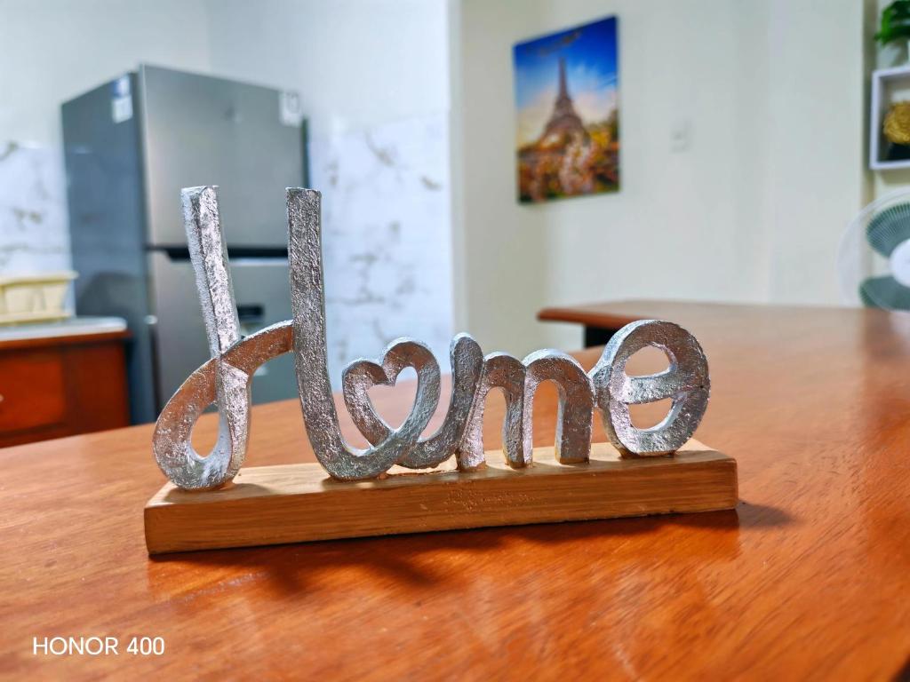 a wooden sign that says love on top of a table at Adel 2 Ovalo Larco Departamento in Trujillo