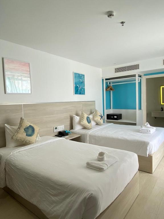 Triple Room with One Queen Bed, One Single Bed and Partial Sea View