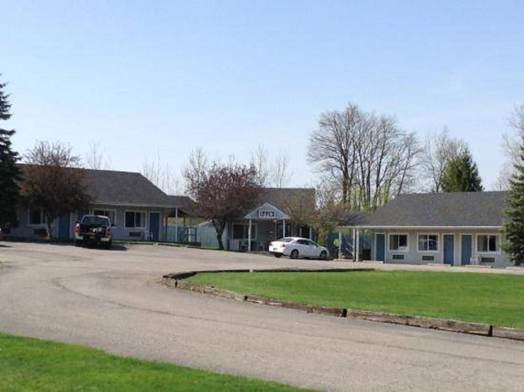 a house with a car parked in a driveway at Dollinger's Motor Inn in Albion