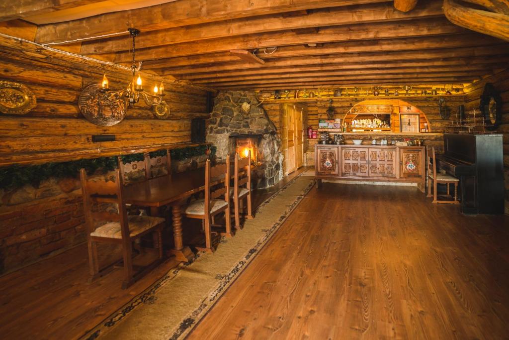 Ο χώρος του lounge ή του μπαρ στο Õ•una Puhketalu