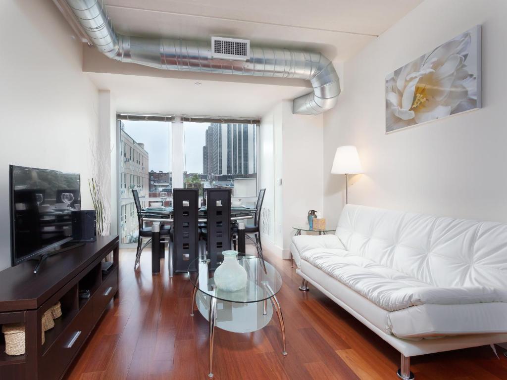 フィラデルフィアにあるFantastic Philly Fully Furnished Apartmentsのリビングルーム(白いソファ、テーブル付)
