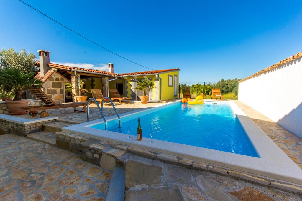 Holiday Home Bukovac - The pool is seasonal !!!