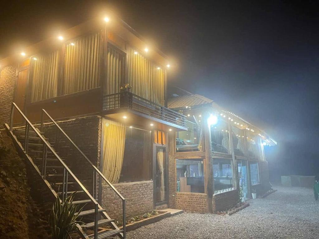 a building at night with lights on it at Đồi Gió Homestay in Bắc Yên
