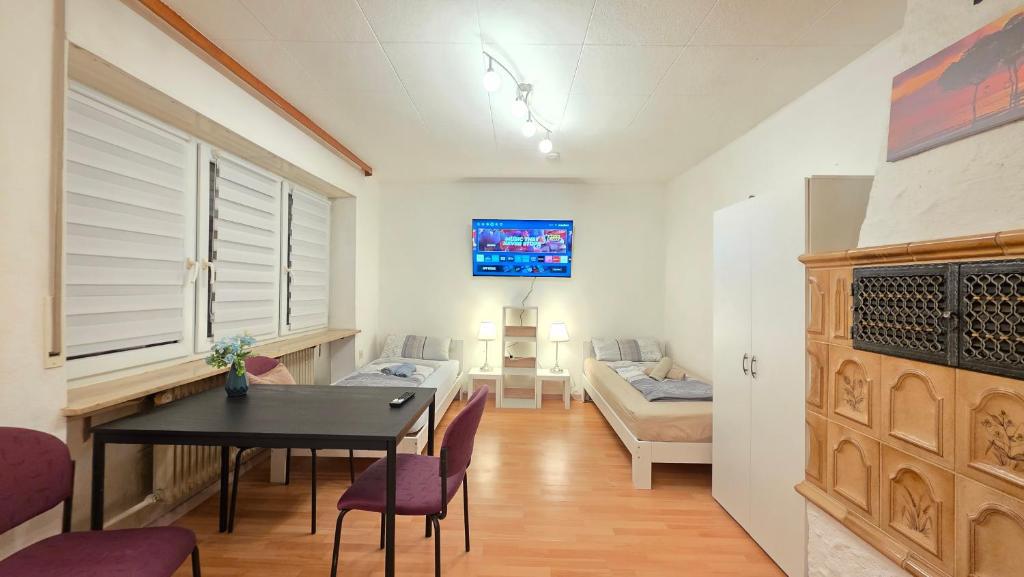 a living room with a dining table and a couch at Wohnreich Blaustein Mitte - Wohnung 1A - 2-Zimmerwohnung in Blaustein