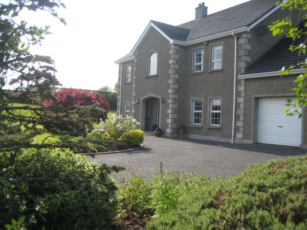 een huis met een oprit ervoor bij Drumspittal House B&B in Armagh