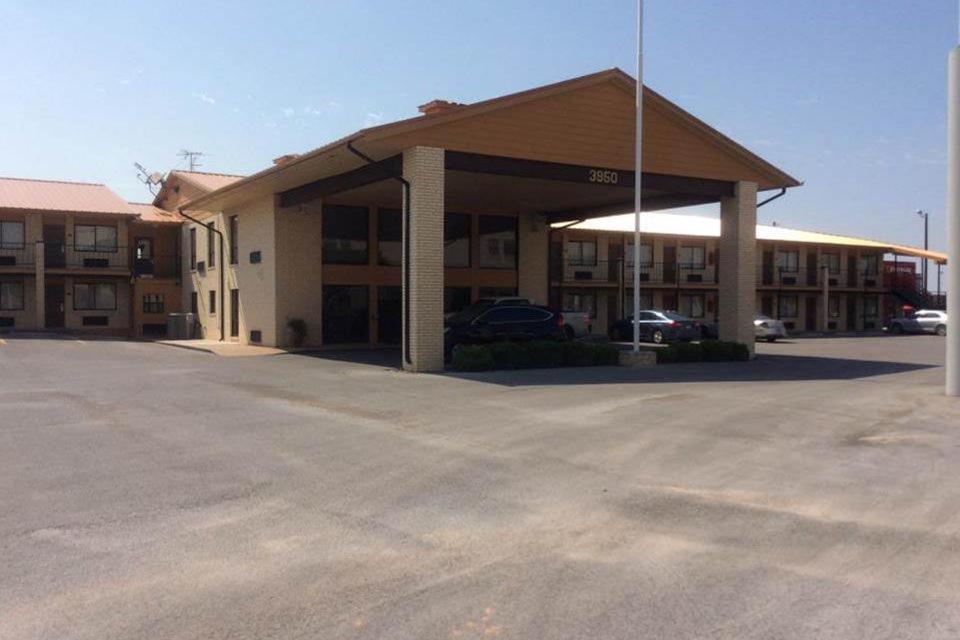 een lege parkeerplaats voor een gebouw bij Days Inn by Wyndham Abilene in Abilene