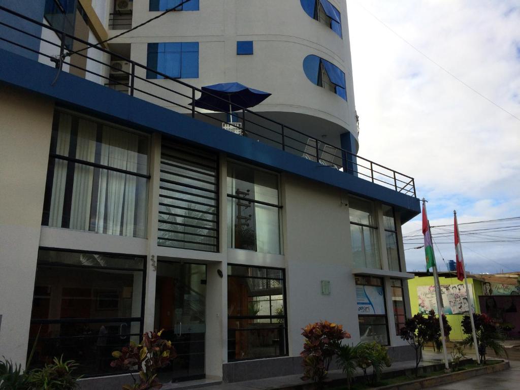 a building with an umbrella on top of it at Hotel Suite Luna del Valle in Jaén