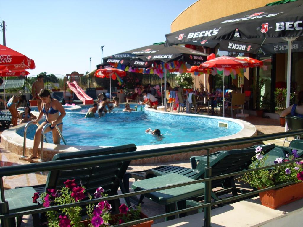 Bazén v ubytování Hotel Varvara nebo v jeho okolí