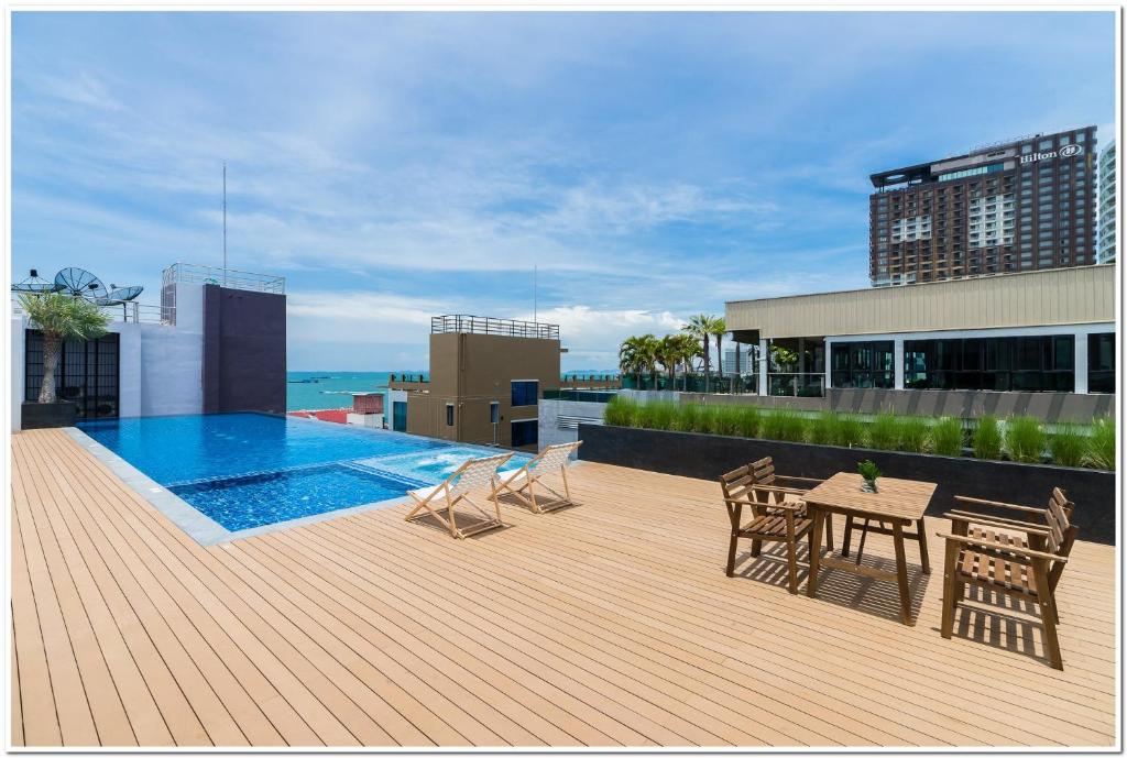 สระว่ายน้ำที่อยู่ใกล้ ๆ หรือใน Sea Me Spring Tree Hotel