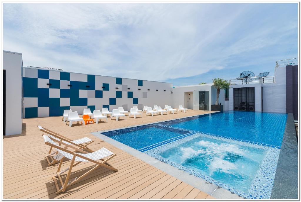 สระว่ายน้ำที่อยู่ใกล้ ๆ หรือใน Sea Me Spring Tree Hotel