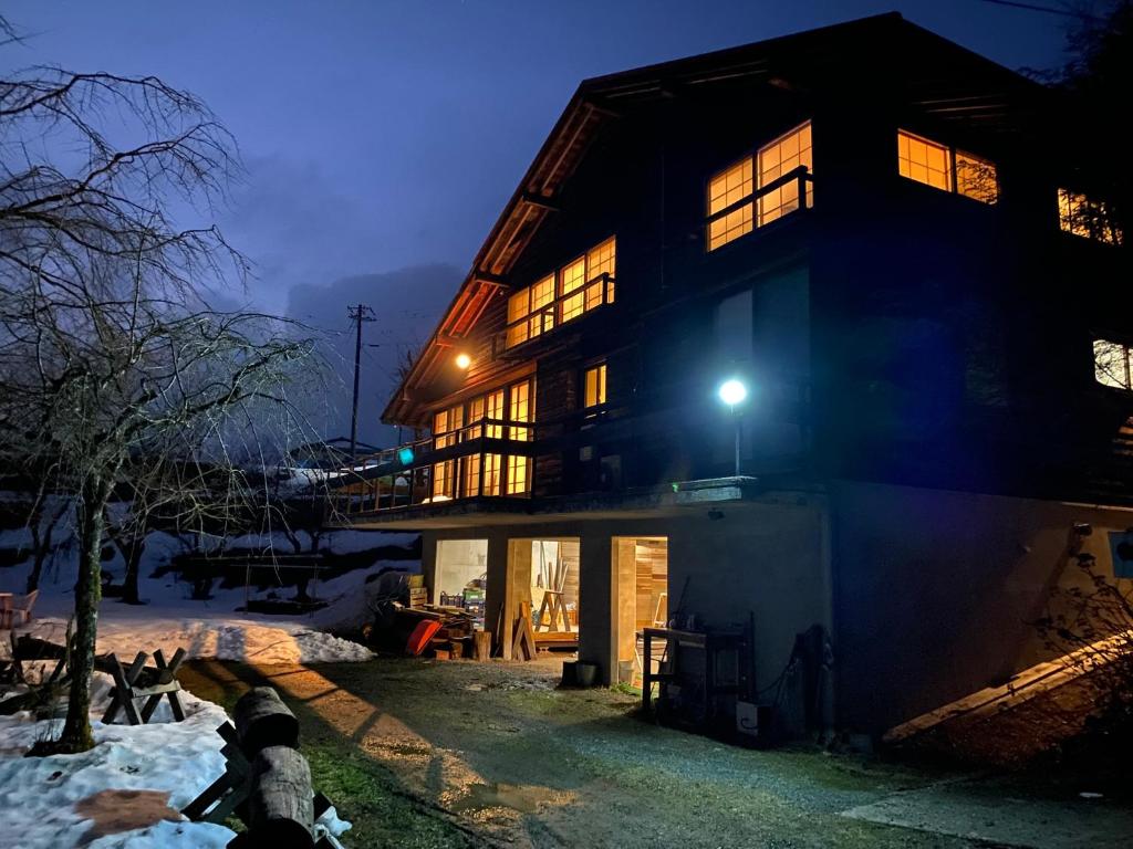 a house in the snow at night at kakayama hutte in Muraoka
