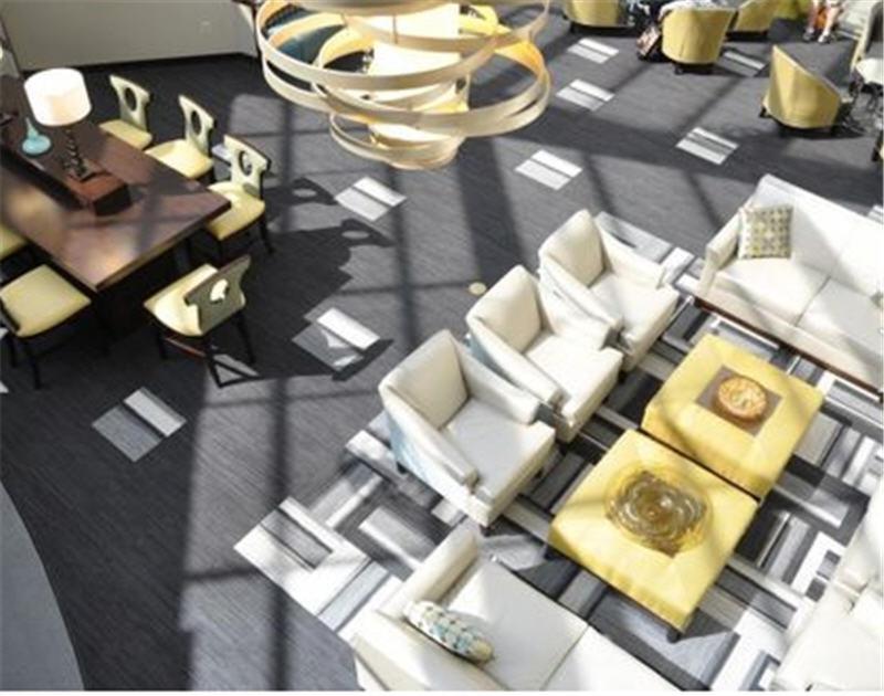 vista sul soffitto di un soggiorno con sedie bianche e tavolo di DoubleTree by Hilton Richmond - Midlothian a Midlothian