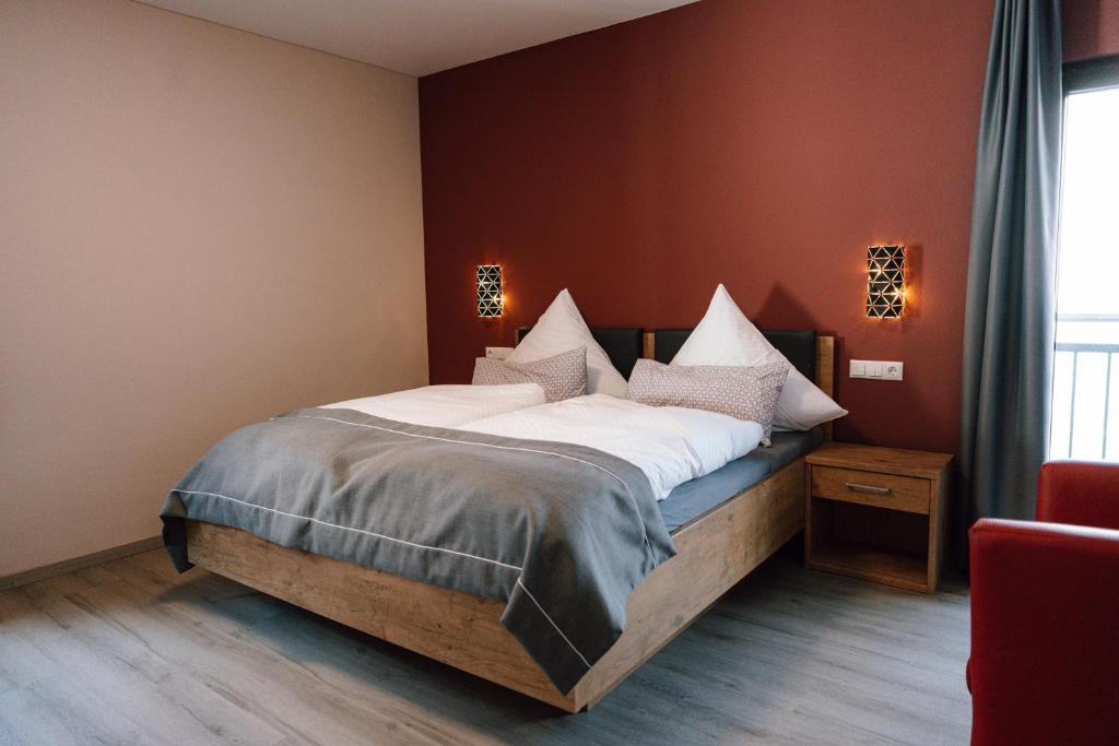 a bedroom with a bed with white sheets and pillows at Gasthaus SEPP in Dernau