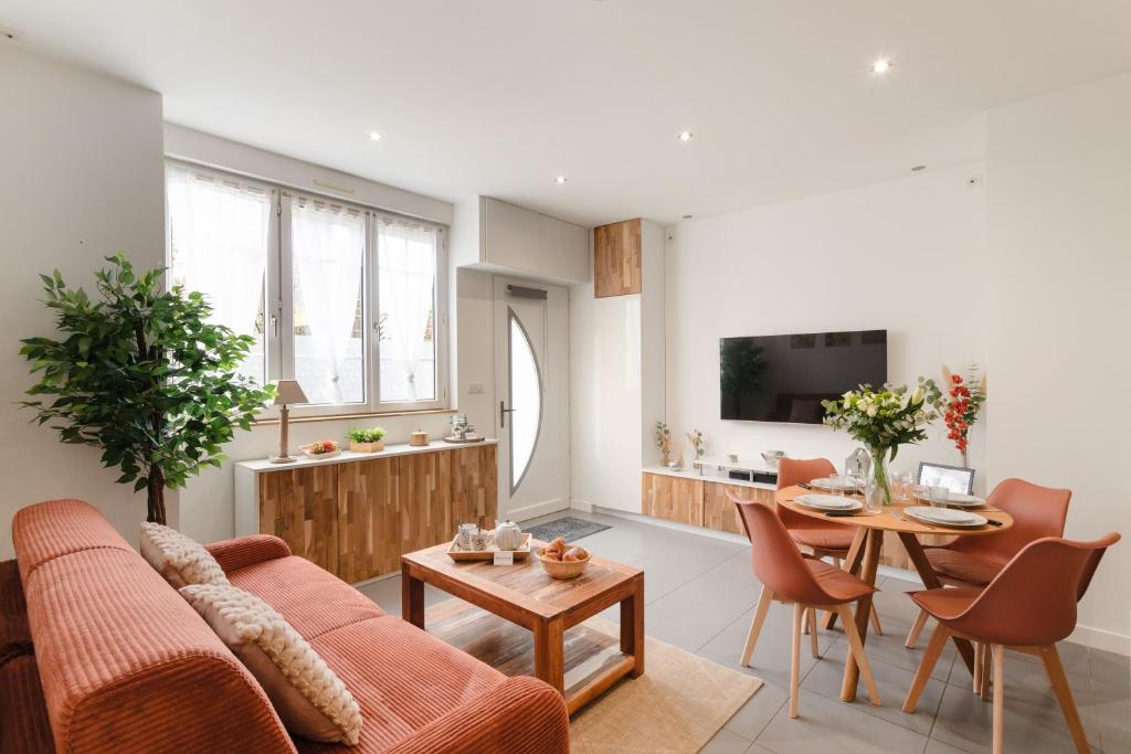 un salon avec un canapé et une table dans l'établissement Le Soleya, à Dinard