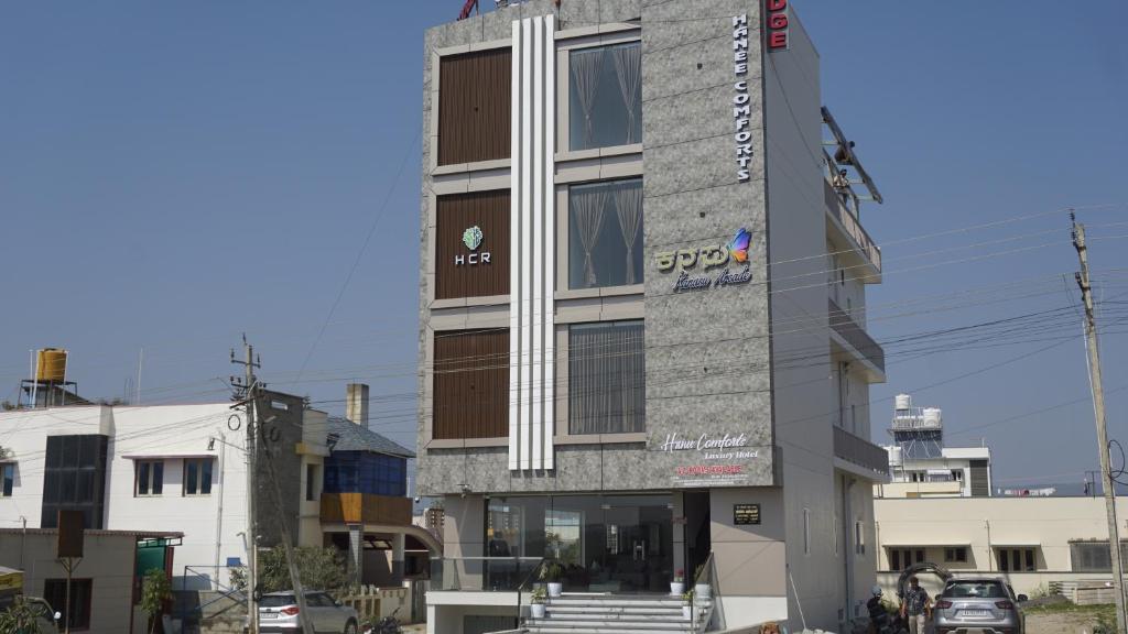 un edificio con un'insegna sul lato di Hanee Comforts a Chikmagalūr