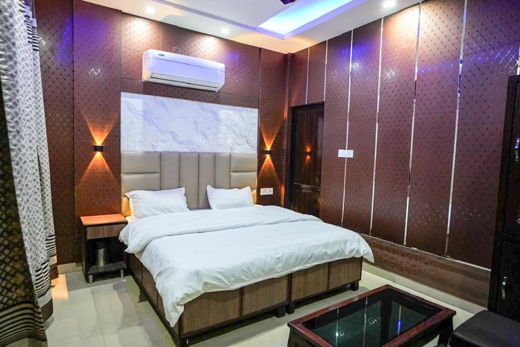 a bedroom with a large bed and a window at Hotel Blessing Inn in Jalandhar