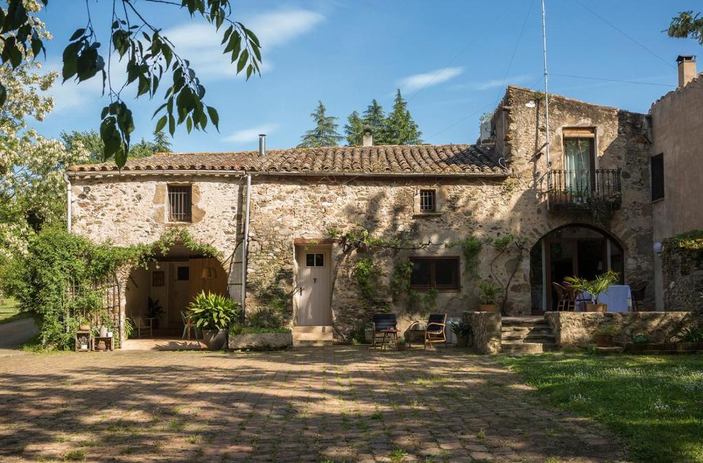 an old stone house with a yard at Can Bonet - la Volta in Sant Martí Vell