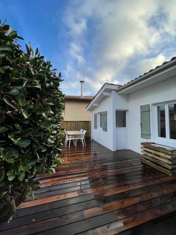 a wooden deck with a bench on top of a house at La Cabane 21, Maison, Andernos-Les-Bains in Andernos-les-Bains