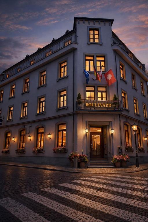 un grande edificio blu con un cartello sopra di Hotel Boulevard a Costanza