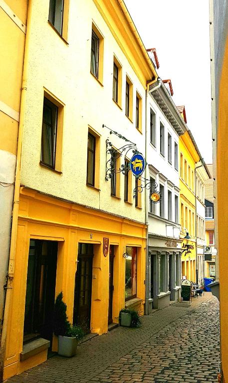 a building on the side of a street at Ferienwohnung 1 Christiansdorf Freiberg in Freiberg