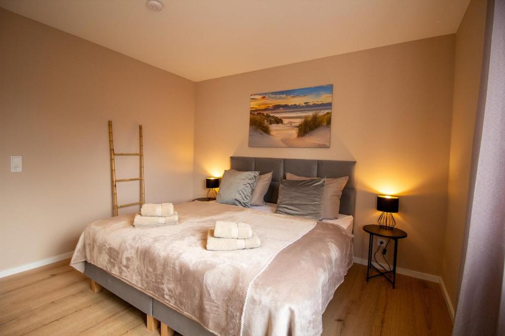 a bedroom with a bed with two towels on it at Glanzvoll, moderne Wohnung in Aschaffenburg